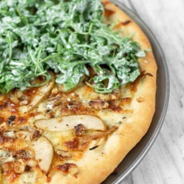 Caramelized Onion, Gorgonzola and Pear Pizza with Arugula | Sip and Spice